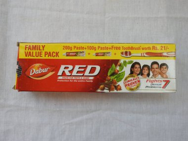 Bangalore, Karnataka, Hindistan-Nisan 05 2022: Dabur Kırmızı Diş macunu Aile Paketi 'nin yakın çekimi beyaz arkaplanda izole edildi.