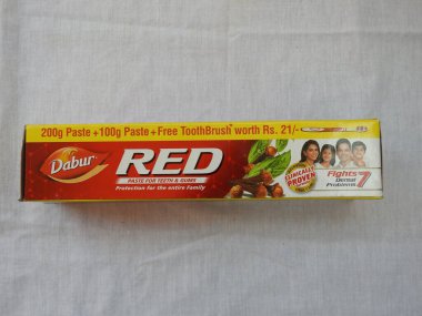 Bangalore, Karnataka, Hindistan-Nisan 05 2022: Dabur Kırmızı Diş macunu Aile Paketi 'nin yakın çekimi beyaz arkaplanda izole edildi.