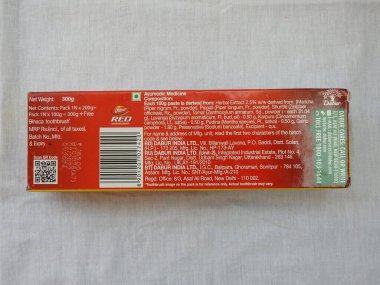 Bangalore, Karnataka, Hindistan-Nisan 05 2022: Dabur Kırmızı Diş macunu Aile Paketi 'nin yakın çekimi beyaz arkaplanda izole edildi.