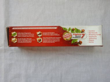 Bangalore, Karnataka, Hindistan-Nisan 05 2022: Dabur Kırmızı Diş macunu Aile Paketi 'nin yakın çekimi beyaz arkaplanda izole edildi.