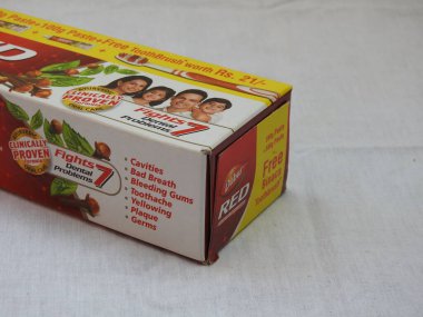 Bangalore, Karnataka, Hindistan-Nisan 05 2022: Dabur Kırmızı Diş macunu Aile Paketi 'nin yakın çekimi beyaz arkaplanda izole edildi.