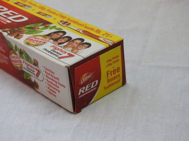 Bangalore, Karnataka, Hindistan-Nisan 05 2022: Dabur Kırmızı Diş macunu Aile Paketi 'nin yakın çekimi beyaz arkaplanda izole edildi.
