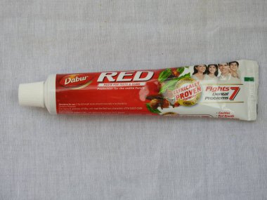 Bangalore, Karnataka, Hindistan-Nisan 05 2022: Dabur Kırmızı Diş macunu Aile Paketi 'nin yakın çekimi beyaz arkaplanda izole edildi.