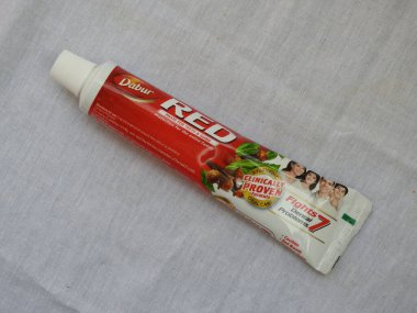 Bangalore, Karnataka, Hindistan-Nisan 05 2022: Dabur Kırmızı Diş macunu Aile Paketi 'nin yakın çekimi beyaz arkaplanda izole edildi.