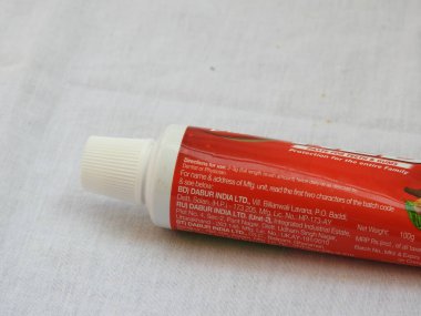 Bangalore, Karnataka, Hindistan-Nisan 05 2022: Dabur Kırmızı Diş macunu Aile Paketi 'nin yakın çekimi beyaz arkaplanda izole edildi.