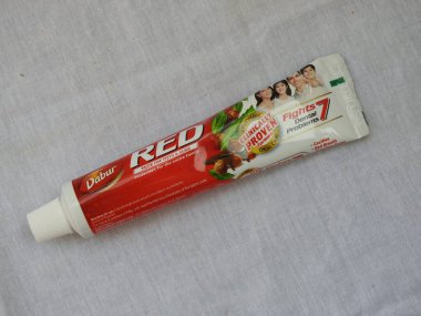 Bangalore, Karnataka, Hindistan-Nisan 05 2022: Dabur Kırmızı Diş macunu Aile Paketi 'nin yakın çekimi beyaz arkaplanda izole edildi.