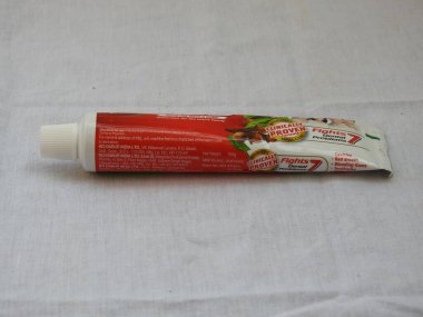 Bangalore, Karnataka, Hindistan-Nisan 05 2022: Dabur Kırmızı Diş macunu Aile Paketi 'nin yakın çekimi beyaz arkaplanda izole edildi.