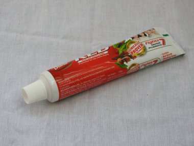 Bangalore, Karnataka, Hindistan-Nisan 05 2022: Dabur Kırmızı Diş macunu Aile Paketi 'nin yakın çekimi beyaz arkaplanda izole edildi.