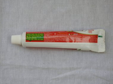 Bangalore, Karnataka, Hindistan-Nisan 05 2022: Dabur Kırmızı Diş macunu Aile Paketi 'nin yakın çekimi beyaz arkaplanda izole edildi.