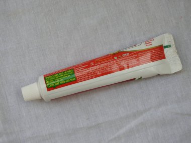 Bangalore, Karnataka, Hindistan-Nisan 05 2022: Dabur Kırmızı Diş macunu Aile Paketi 'nin yakın çekimi beyaz arkaplanda izole edildi.