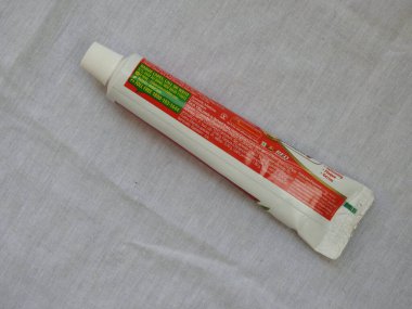 Bangalore, Karnataka, Hindistan-Nisan 05 2022: Dabur Kırmızı Diş macunu Aile Paketi 'nin yakın çekimi beyaz arkaplanda izole edildi.