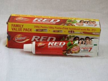 Bangalore, Karnataka, Hindistan-Nisan 05 2022: Dabur Kırmızı Diş macunu Aile Paketi 'nin yakın çekimi beyaz arkaplanda izole edildi.