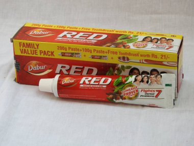 Bangalore, Karnataka, Hindistan-Nisan 05 2022: Dabur Kırmızı Diş macunu Aile Paketi 'nin yakın çekimi beyaz arkaplanda izole edildi.