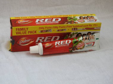 Bangalore, Karnataka, Hindistan-Nisan 05 2022: Dabur Kırmızı Diş macunu Aile Paketi 'nin yakın çekimi beyaz arkaplanda izole edildi.