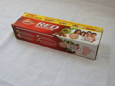 Bangalore, Karnataka, Hindistan-Nisan 05 2022: Dabur Kırmızı Diş macunu Aile Paketi 'nin yakın çekimi beyaz arkaplanda izole edildi.