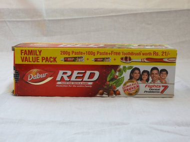 Bangalore, Karnataka, Hindistan-Nisan 05 2022: Dabur Kırmızı Diş macunu Aile Paketi 'nin yakın çekimi beyaz arkaplanda izole edildi.