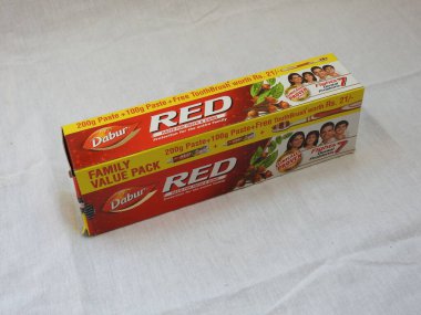 Bangalore, Karnataka, Hindistan-Nisan 05 2022: Dabur Kırmızı Diş macunu Aile Paketi 'nin yakın çekimi beyaz arkaplanda izole edildi.