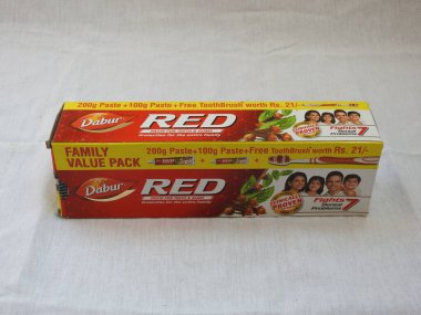 Bangalore, Karnataka, Hindistan-Nisan 05 2022: Dabur Kırmızı Diş macunu Aile Paketi 'nin yakın çekimi beyaz arkaplanda izole edildi.
