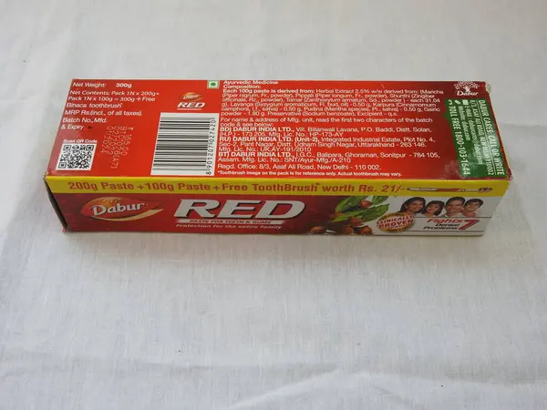 Bangalore, Karnataka, Hindistan-Nisan 05 2022: Dabur Kırmızı Diş macunu Aile Paketi 'nin yakın çekimi beyaz arkaplanda izole edildi.