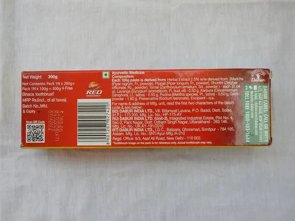 Bangalore, Karnataka, Hindistan-Nisan 05 2022: Dabur Kırmızı Diş macunu Aile Paketi 'nin yakın çekimi beyaz arkaplanda izole edildi.