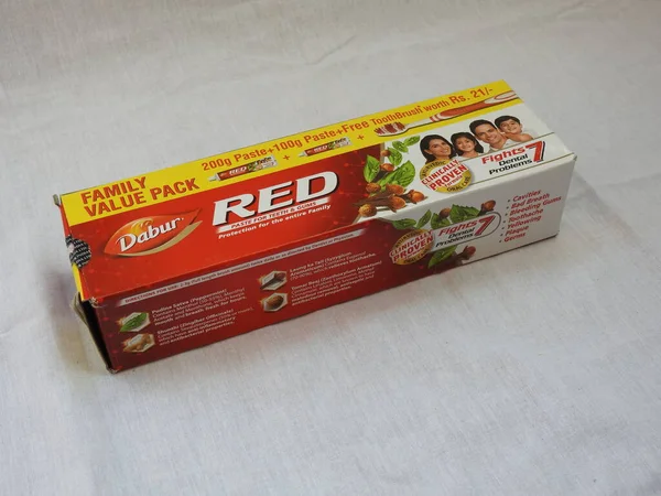 Bangalore, Karnataka, Hindistan-Nisan 05 2022: Dabur Kırmızı Diş macunu Aile Paketi 'nin yakın çekimi beyaz arkaplanda izole edildi.