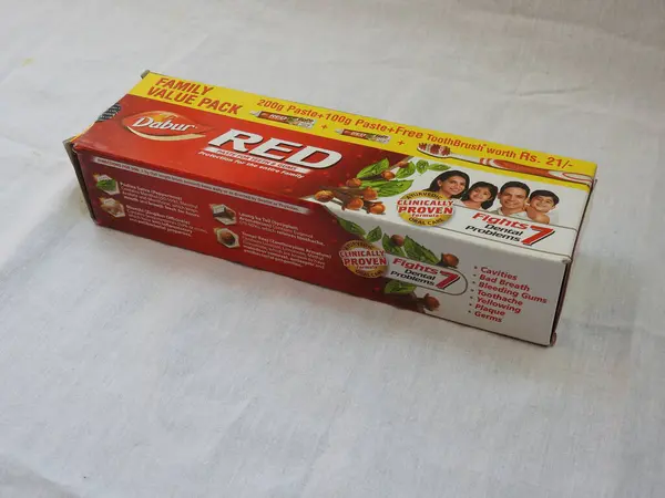 Bangalore, Karnataka, Hindistan-Nisan 05 2022: Dabur Kırmızı Diş macunu Aile Paketi 'nin yakın çekimi beyaz arkaplanda izole edildi.