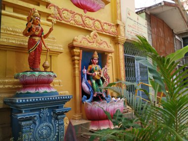 Bangalore, Karnataka, Hindistan-8 Mart 2020: Malleshwaram 'daki Om Shri Gangamma Devi' nin güzel dış görünüş ve tanrıça heykellerinin yakın çekimi.