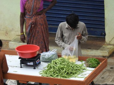Bangalore, Karnataka, Hindistan-Haziran 26 2020: Kentsel alanda bir sepetin içinde sebze satışı yakın plan.