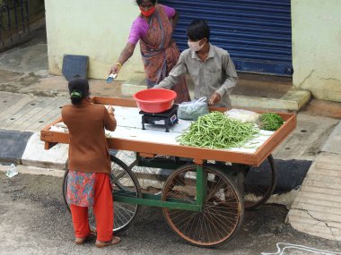 Bangalore, Karnataka, Hindistan-Haziran 26 2020: Kentsel alanda bir sepetin içinde sebze satışı yakın plan.