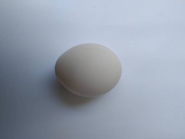 Beyaz Renkli Tekli Tavuk Yumurtasının yakın plan görüntüsü beyaz arkaplanda izole edildi