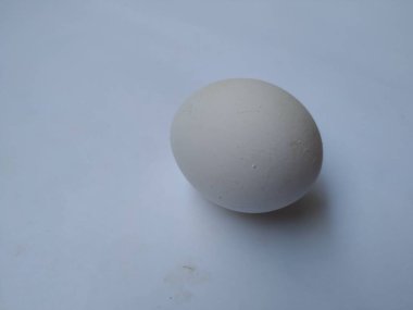 Beyaz Renkli Tekli Tavuk Yumurtasının yakın plan görüntüsü beyaz arkaplanda izole edildi