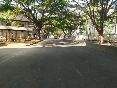 Bangalore, Karnataka / India-Apr 20 2020: Gorgunte Palya 'nın Güzel Asphalt Yolu' na Nandini Düzen Köprüsü 'ne yakın, Raj Kumar Samadhi, Dış Halka Yolu. Köprü Kilitlenme nedeniyle Kapandı.