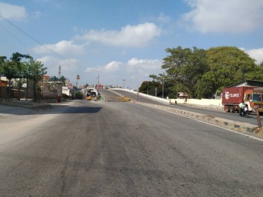 Bangalore, Karnataka / India-Apr 20 2020: Gorgunte Palya 'nın Güzel Asphalt Yolu' na Nandini Düzen Köprüsü 'ne yakın, Raj Kumar Samadhi, Dış Halka Yolu. Köprü Kilitlenme nedeniyle Kapandı.