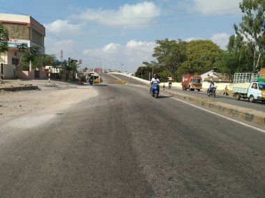 Bangalore, Karnataka / India-Apr 20 2020: Gorgunte Palya 'nın Güzel Asphalt Yolu' na Nandini Düzen Köprüsü 'ne yakın, Raj Kumar Samadhi, Dış Halka Yolu. Köprü Kilitlenme nedeniyle Kapandı.
