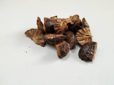 Bir grup Dilimlenmiş ve Kurutulmuş Betel / Areca fıstığı. Kurutulmuş betel fındığı (Areca catechu), areca palmiyesinin (Areca catechu) genellikle çiğnemek için kullanılan meyvesidir.)