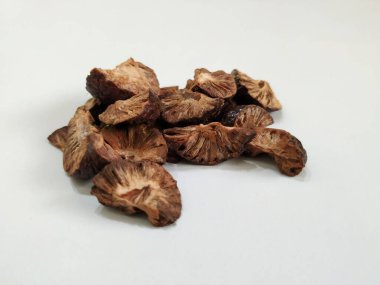 Bir grup Dilimlenmiş ve Kurutulmuş Betel / Areca fıstığı. Kurutulmuş betel fındığı (Areca catechu), areca palmiyesinin (Areca catechu) genellikle çiğnemek için kullanılan meyvesidir.)