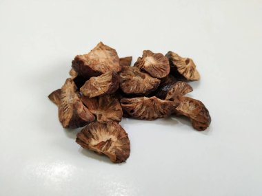 Bir grup Dilimlenmiş ve Kurutulmuş Betel / Areca fıstığı. Kurutulmuş betel fındığı (Areca catechu), areca palmiyesinin (Areca catechu) genellikle çiğnemek için kullanılan meyvesidir.)