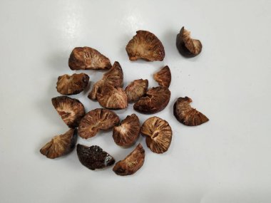 Bir grup Dilimlenmiş ve Kurutulmuş Betel / Areca fıstığı. Kurutulmuş betel fındığı (Areca catechu), areca palmiyesinin (Areca catechu) genellikle çiğnemek için kullanılan meyvesidir.)
