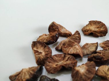 Bir grup Dilimlenmiş ve Kurutulmuş Betel / Areca fıstığı. Kurutulmuş betel fındığı (Areca catechu), areca palmiyesinin (Areca catechu) genellikle çiğnemek için kullanılan meyvesidir.)