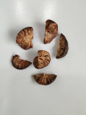 Bir grup Dilimlenmiş ve Kurutulmuş Betel / Areca fıstığı. Kurutulmuş betel fındığı (Areca catechu), areca palmiyesinin (Areca catechu) genellikle çiğnemek için kullanılan meyvesidir.)