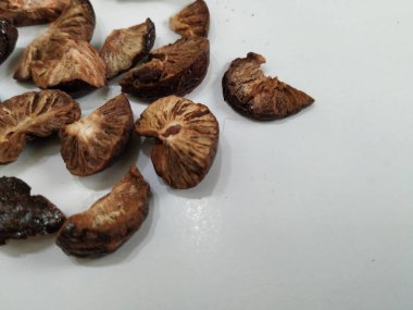 Bir grup Dilimlenmiş ve Kurutulmuş Betel / Areca fıstığı. Kurutulmuş betel fındığı (Areca catechu), areca palmiyesinin (Areca catechu) genellikle çiğnemek için kullanılan meyvesidir.)