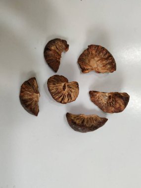 Bir grup Dilimlenmiş ve Kurutulmuş Betel / Areca fıstığı. Kurutulmuş betel fındığı (Areca catechu), areca palmiyesinin (Areca catechu) genellikle çiğnemek için kullanılan meyvesidir.)