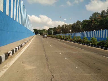 Bangalore, Karnataka / India-Apr 20 2020: BEL Circle 'da güzel bir altgeçit manzarası. Fotoğraf Covid 19 ya da Corona Virüsü Kilitleme Dönemi 'nde çekildi. Çevre Yolu BEL Çemberi Altgeçidinin Boş Altgeçidi.