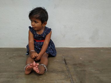 Bangalore, Karnataka / Hindistan-29 Nisan 2020: Güzel Hintli Kız Çocuk 'un Yakın Çekimi Oturma, Ayakta Kalkma ve Yatma