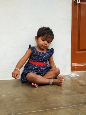 Bangalore, Karnataka / Hindistan-29 Nisan 2020: Güzel Hintli Kız Çocuk 'un Yakın Çekimi Oturma, Ayakta Kalkma ve Yatma