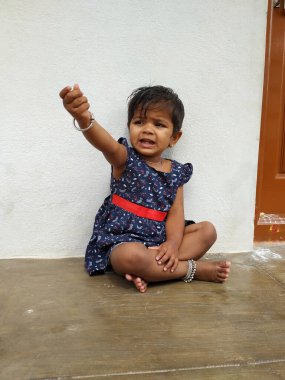 Bangalore, Karnataka / Hindistan-29 Nisan 2020: Güzel Hintli Kız Çocuk 'un Yakın Çekimi Oturma, Ayakta Kalkma ve Yatma