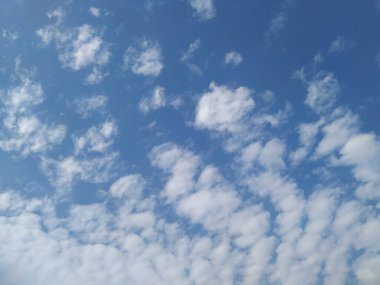 Mavi Gökyüzü Arkaplanındaki Dramatik Beyaz Bulutların Kapanışı. Yaz mevsiminde gün ortasında cennette gibi hisseden beyaz bulut..