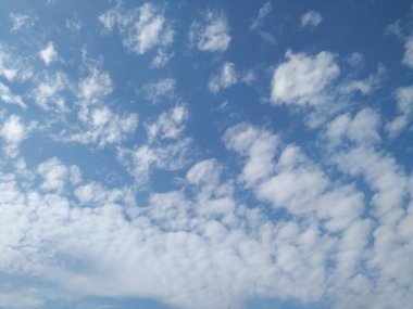 Mavi Gökyüzü Arkaplanındaki Dramatik Beyaz Bulutların Kapanışı. Yaz mevsiminde gün ortasında cennette gibi hisseden beyaz bulut..