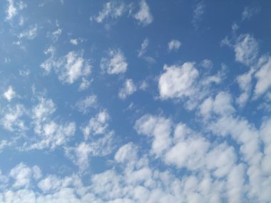 Mavi Gökyüzü Arkaplanındaki Dramatik Beyaz Bulutların Kapanışı. Yaz mevsiminde gün ortasında cennette gibi hisseden beyaz bulut..