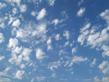 Mavi Gökyüzü Arkaplanındaki Dramatik Beyaz Bulutların Kapanışı. Yaz mevsiminde gün ortasında cennette gibi hisseden beyaz bulut..